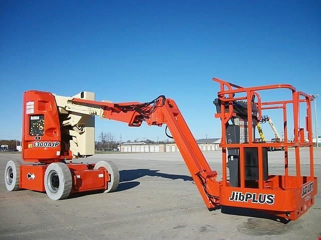 Коленчатый подъемник JLG E300 AJP